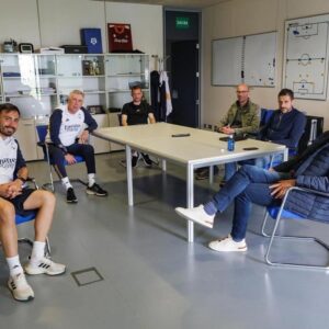 Paulo Roberto Falcão Instagram - Sempre gostei de fazer intercâmbios, pois isso agrega muito ao profissional. Dessa vez, com @mrancelotti e sua comissão técnica, em um momento tão importante, está sendo um grande prazer. Na véspera de uma decisão, há muito trabalho a ser feito. E sempre é uma oportunidade ímpar para trocar conhecimento e novas estratégias.