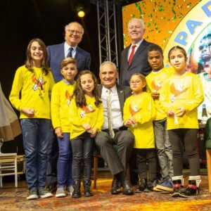 Paulo Roberto Falcão Instagram - Hoje é o Dia Nacional do Diabetes. Desde 1998, quando ajudei a fundar o @institutodacriancacomdiabetes, testemunho histórias de superação motivadas pela doença. Para quem não sabe, sou presidente do conselho de administração do Instituto, que atende crianças e jovens, gratuitamente, em uma infraestrutura incrível. Tenho muito orgulho de fazer parte dessa jornada, que este ano completa 25 anos! Para arrecadar fundos, no dia 29 de junho será realizado o “Ilhas da Gastronomia”, tradicional jantar beneficente em prol de crianças e jovens com Diabetes, em Porto Alegre (RS). Essa foto foi da última edição do evento. Caso você queira ajudar, por favor, acesse o perfil da entidade e saiba mais informações! 
.
Oggi è la giornata nazionale del diabete. Dal 1998, quando ho contribuito a fondare @institutodacriancacomdiabetes, ho assistito a storie di superamento della malattia motivate dalla malattia. Per chi non lo sapesse, l'Istituto serve bambini e giovani, gratuitamente, in un'incredibile infrastruttura. Sono molto orgoglioso di far parte di questo viaggio, che quest'anno compie 25 anni! Per raccogliere fondi, il 29 giugno si terrà a Porto Alegre (RS) “Isole della Gastronomia”, tradizionale cena di beneficenza per bambini e ragazzi con Diabete. Questa foto è dell'ultima edizione dell'evento. Se vuoi aiutare, accedi al profilo dell'entità e scopri maggiori informazioni!
