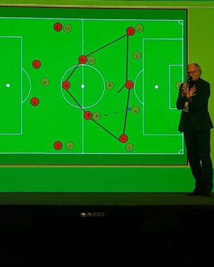 Paulo Roberto Falcão Instagram - Hoje eu estive no Brasil Futebol Expo, falando sobre as estratégias do esporte mais bonito do mundo. Tive a oportunidade de falar sobre os modelos táticos de alguns dos melhores treinadores europeus, como @josemourinho, @mrancelotti, Guardiola e Klopp. Foi um prazer dividir experiências com todos!
.

Oggi sono stato al Brasil Futebol Expo, a parlare delle strategie dello sport più bello del mondo. Ho avuto modo di parlare dei modelli tattici di alcuni dei migliori allenatori europei, come @josemourinho, @mrancelotti, Guardiola e Klopp. È stato un piacere condividere esperienze con tutti!