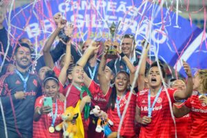 Paulo Roberto Falcão Instagram - Pessoalmente, eu torço que o futebol feminino tenha cada vez mais espaço. Fiquei muito feliz ao saber que as gurias coloradas agora acumulam todos os títulos nacionais da categoria de base. Parabéns pela conquista do Brasileirão Sub-20, @scinternacional!

.

Personalmente spero che il calcio femminile abbia sempre più spazio. Sono stato molto felice di sapere che le ragazze colorada ora accumulano tutti i titoli nazionali della categoria base. Congratulazioni per aver vinto l'Under 20 brasiliana, @scinternacional!