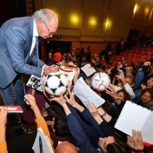 Paulo Roberto Falcão Instagram - A convite da @gazzettadellosport , no último fim de semana tive o grande prazer de participar do @ilfestivaldellosport , na Itália. Me alegra poder reencontrar velhos amigos e compartilhar minhas experiências com outras pessoas. Também queria agradecer por todo o carinho que recebi neste final de semana, é sempre ótimo interagir com pessoas tão apaixonadas pelo futebol como eu.

//

Sull'invito de La Gazzetta dello Sport, lo scorso fine settimana ho avuto il grande piacere di partecipare al Festival dello Sport di Trento, in Italia. Mi rende felice poter incontrare di nuovo vecchi amici e condividere le mie esperienze con altre persone. Volevo anche ringraziarvi per tutto l'amore che ho ricevuto questo fine settimana, è sempre bello interagire con persone appassionate per calcio come me.