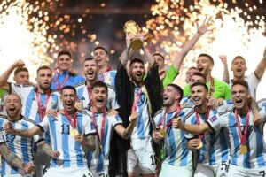Paulo Roberto Falcão Instagram - O futebol iguala tudo. Aproxima todas pessoas, independente de religião, classe social ou diferenças políticas. O amor sempre gira em torno da bola. O drible desconcertante, hipnotiza. O passe bem feito, que quebra as linhas da marcação, é quase mágico. A corrida após marcar um gol e encontrar o abraço dos companheiros de time, nos faz esquecer de tudo. São muitos os motivos para agradecer a este esporte tão bonito, tão generoso e singular. 

O futebol vive em cada um de nós. Nos pés descalços da criança que joga na areia, no cimento, na terra, ou que faz a sala de casa se transformar em um estádio lotado com a força da sua imaginação. Vive na adolescência, na confraternização dos mais velhos, no campinho do bairro, na escola, na faculdade, em todo o lugar. 

Toda essa força, essa paixão, essa obsessão por um esporte, é movida por momentos únicos, como a linda final da Copa do Mundo que vivemos. Foram 120 minutos de encantamento, que continuarão a ecoar em nossas memórias para sempre. Parabéns ao gênio, @leomessi, por sua tão merecida conquista. E ao @k.mbappe, que ainda vai nos encantar muito nos próximos anos. Parabéns aos amigos argentinos, que mostraram que com união e força de vontade, sempre é possível conquistar o mundo.