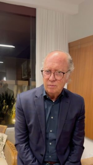 Paulo Roberto Falcão Instagram - Amici italiani, 

La terra dove ho iniziato la mia carriera nel calcio brasiliano, e che alla fine mi portò a Roma, ha bisogno di aiuto urgentemente. Oggi vivo in Brasile, a Porto Alegre, capitale del Rio Grande do Sul, che sta affrontando una tragedia a causa delle piogge. 

85% dello Stato è stato colpito da una gigantesca alluvione, furono distrutte circa 431 città, strade e ponti spazzati via dall’acqua, un milione e mezzo di persone colpite, persone che hanno perso tutto, compresa la famiglia. 

Si continua a contare il numero dei morti, ma ce ne sono già più di 100 e molti altri ne mancano. E sono qui oggi per chiedere aiuto agli amici italiani, di tutte le squadre, aiutami ad alleviare il dolore dei miei connazionali e per ricostruire il nostro Stato, che in realtà era un rifugio per molti italiani che vennero qui dalla fine del XIX secolo e oggi ospita numerosi discendenti. 

DONAZIONI AL GOVERNO DEL RIO GRANDE DO SUL

Zona do Euro

Banco Standard Chartered
Bank Frankfurt
Swift: SCBLDEFX
Conta: 007358304
IBAN: BR5392702067001000645423206C1
Nome: Associação dos Bancos no Estado do Rio Grande do Sul
CNPJ: 92.958.800/0001-38