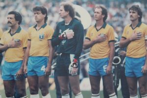 Paulo Roberto Falcão Instagram - Desde menino, sonhava em entrar em campo com a camisa da seleção brasileira. Representar meu país e carregar comigo a esperança de tantos torcedores é uma emoção que jamais vou esquecer.
///
Fin da ragazzo sognava di entrare in campo con la maglia della squadra brasiliana. Rappresentare il mio Paese e portare con me la speranza di tanti tifosi è un'emozione che non dimenticherò mai.