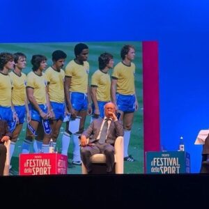 Paulo Roberto Falcão Instagram - A convite da @gazzettadellosport , no último fim de semana tive o grande prazer de participar do @ilfestivaldellosport , na Itália. Me alegra poder reencontrar velhos amigos e compartilhar minhas experiências com outras pessoas. Também queria agradecer por todo o carinho que recebi neste final de semana, é sempre ótimo interagir com pessoas tão apaixonadas pelo futebol como eu.

//

Sull'invito de La Gazzetta dello Sport, lo scorso fine settimana ho avuto il grande piacere di partecipare al Festival dello Sport di Trento, in Italia. Mi rende felice poter incontrare di nuovo vecchi amici e condividere le mie esperienze con altre persone. Volevo anche ringraziarvi per tutto l'amore che ho ricevuto questo fine settimana, è sempre bello interagire con persone appassionate per calcio come me.