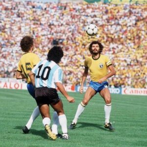 Paulo Roberto Falcão Instagram - Existem três profissões que não conseguimos viver sem: os professores, os advogados e os médicos. Hoje é dia de homenagear os profissionais que cuidam da nossa saúde! 

Nestes últimos anos, vocês deixaram de ser apenas doutores e doutoras e se transformaram em verdadeiros heróis. Muito obrigado por tudo, pois não existe bem mais precioso que a vida. Para simbolizar tudo isso, deixo uma foto de um dos melhores "doutores" que já tive o prazer de cruzar durante minha vida: Doutor Sócrates.
.

Ci sono tre professioni senza le quali non possiamo vivere, insegnanti, avvocati e medici. Oggi è il giorno per onorare i professionisti che si prendono cura della nostra salute!

In questi ultimi anni avete smesso di essere solo medici e dottori e siete diventati dei veri eroi. Grazie mille per tutto, perché non c'è bene più prezioso della vita. Per simboleggiare tutto questo, lascio una foto di uno dei migliori "dottori" che già ho avuto il piacere di incontrare: Dottore Sócrates.