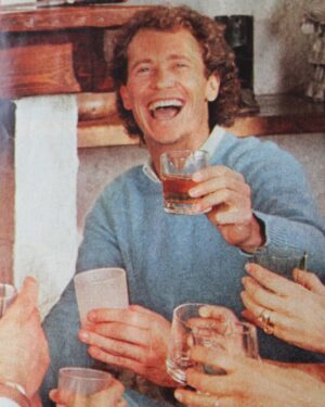 Paulo Roberto Falcão Instagram - Existe jeito melhor de começar um fim de semana do que um Happy Hour com os amigos?
///
Quale modo migliore per iniziare un weekend se non un Happy Hour con gli amici?
