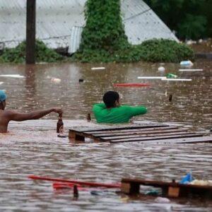 Paulo Roberto Falcão Instagram - O Rio Grande do Sul precisa da solidariedade de todos por conta dos efeitos da chuva. Estamos vivendo uma tragédia histórica, e por isso peço que todos que possam ajudar, no Brasil e no mundo inteiro, o façam. 

Busquem os canais oficiais, oferecidos pelo Governo Estadual, para fazer doações financeiras, de alimentos, agasalhos e roupas de cama.  A solidariedade tem que ser mais forte que nunca, para superarmos essa calamidade pública.
.
Il Rio Grande do Sul bisogna la solidarietà di tutti a causa degli effetti della pioggia. Stiamo vivendo una tragedia storica ed è per questo che chiedo a tutti coloro che possono aiutare, nel Brasile o nel mondo, lo faccia, per favore. 

Cercate ai canali ufficiali, offerti dal Governo dello Stato, per donazioni finanziarie, del cibo, dei beni e del vestiario. Che la solidarietà sia sempre più forte, affinché si possa superare questa calamità pubblica.