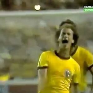 Paulo Roberto Falcão Instagram - Há 40 anos ocorreu a derrota para a Itália na Copa de 1982. Um de meus grandes orgulhos como atleta é ter feito parte desta seleção. Um time que transformava partidas em grandes espetáculos do que chamávamos, na época, de futebol-arte. Um elenco que dedicou seu suor e suas lágrimas a honrar a camisa que vestia e que encantou milhões de torcedores.
///
40 anni fa è successa la sconfitta contro l'Italia ai Mondiali del 1982. Uno dei miei più grandi orgogli come atleta è aver fatto parte della Nazionale 1982. Una squadra che trasformava le partite in grandi spettacoli di quello che allora chiamavamo calcio-arte. Una squadra che ha dedicato sudore e lacrime a onorare la maglia che indossava e che ha incantato milioni di tifosi.