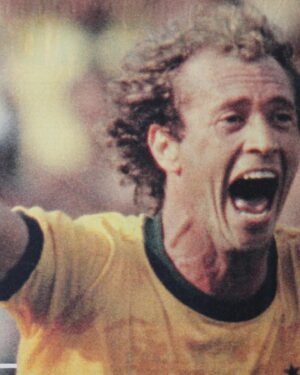 Paulo Roberto Falcão Instagram - Este ano tivemos que esperar um pouco mais do que estamos acostumados, mas o maior espetáculo do futebol está chegando. A cada dia que chegamos mais perto do início da Copa fico me lembrando de como me senti vestindo a camisa da Seleção Brasileira pela primeira vez e de cada partida que joguei com ela.

///

Quest'anno ci aspettiamo un po' più di quanto siamo abituati, ma lo spettacolo più grande del calcio sta arrivando. Ogni giorno che ci avviciniamo all'inizio della Coppa, ricordo come mi sono sentito ad indossare per la prima volta la maglia della squadra brasiliana e ad ogni partita che ho giocato con essa.