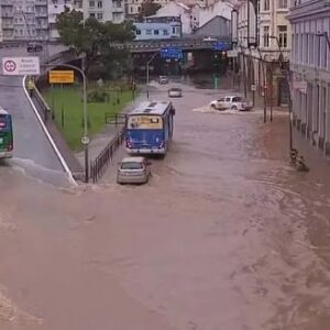 Paulo Roberto Falcão Instagram - O Rio Grande do Sul precisa da solidariedade de todos por conta dos efeitos da chuva. Estamos vivendo uma tragédia histórica, e por isso peço que todos que possam ajudar, no Brasil e no mundo inteiro, o façam. 

Busquem os canais oficiais, oferecidos pelo Governo Estadual, para fazer doações financeiras, de alimentos, agasalhos e roupas de cama.  A solidariedade tem que ser mais forte que nunca, para superarmos essa calamidade pública.
.
Il Rio Grande do Sul bisogna la solidarietà di tutti a causa degli effetti della pioggia. Stiamo vivendo una tragedia storica ed è per questo che chiedo a tutti coloro che possono aiutare, nel Brasile o nel mondo, lo faccia, per favore. 

Cercate ai canali ufficiali, offerti dal Governo dello Stato, per donazioni finanziarie, del cibo, dei beni e del vestiario. Che la solidarietà sia sempre più forte, affinché si possa superare questa calamità pubblica.