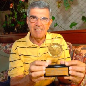 Paulo Roberto Falcão Instagram - Quem conheceu Armindo Ranzolin é testemunha de sua generosidade, de sua genialidade e do prazer que era estar em sua companhia.

Eu tive a honra conviver  com ele profissionalmente, durante minha carreira futebolística, e afetivamente, depois que entrei para a família.

Foi a sua voz que eternizou grandes conquistas da minha vida de atleta e treinador. Foi o seu coração generoso que me conquistou como amigo na nossa relação familiar.

Eu e todos os que tiveram a oportunidade de acompanhar seu trabalho no rádio jamais esqueceremos daquele seu jeito de dizer “alô amigos!”.

Armindo deixa muitos amigos e uma saudade imensa no coração de todos.
Então, minha despedida deste homem formidável é um agradecimento.

Muito obrigado, querido amigo.

.

Chi ha conosciuto Armindo Ranzolin è testimone della sua generosità, della sua genialità e del piacere che era essere in sua compagnia. 

Ho avuto l'onore di convivere professionalmente insieme a lui, durante la mia carriera calcistica, e affettivamente, dopo che sono entrato nella famiglia.

È stato la sua voce che ha perpetuato grandi conquiste della mia vita di atleta e allenatore. È stato il suo generoso cuore che mi ha guadagnato come amico nella nostra relazione familiare.

Io e tutti che hanno avuto l'opportunità di accompagnare il suo lavoro sulla radio, non dimenticheremo mai il suo modo di dire "ciao, amici!"

Armindo lascia molti amici e una mancanza immensa nel cuore di tutti.

Quindi, il mio addio a quest'uomo eccezionale è un ringraziamento.

Grazie, caro amico.