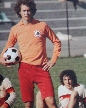 Paulo Roberto Falcão Instagram - Olhando essa foto eu percebo que mesmo nos meus tempos de jogador eu já fazia a mesma pose assistindo ao treino do restante da equipe que faço hoje como treinador.

///

Guardando questa foto mi rendo conto che anche ai tempi del gioco stavo già facendo la stessa posa guardando l'allenamento del resto della squadra che faccio oggi da allenatore.