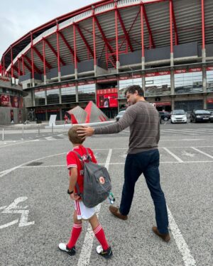 Paulo Rocha Instagram - Criando mais um benfiquista. A alegria de levar o pequeno para o campo de férias do Benfica ❤🇵🇹