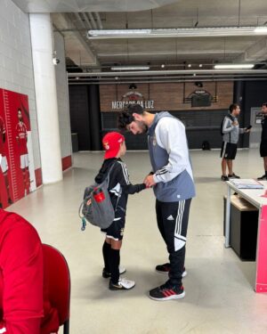 Paulo Rocha Instagram - Criando mais um benfiquista. A alegria de levar o pequeno para o campo de férias do Benfica ❤🇵🇹