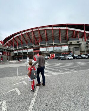 Paulo Rocha Instagram - Criando mais um benfiquista. A alegria de levar o pequeno para o campo de férias do Benfica ❤🇵🇹