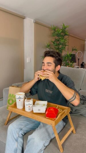 Paulo Sousa Instagram - 🍔 Vamos dizer a verdade: há poucas coisas melhores do que desfrutar de um menu McDonald’s enquanto assistimos a séries e filmes! 🍟A @mcdonaldsportugal tem homenageado as suas presenças memoráveis, ao longo dos anos, no mundo do cinema, provando que todos, independentemente de quão famosos sejam, se podem deliciar com McDonald’s. Ah, e por falar em séries, dia 6 de outubro já estreia a 2.ª temporada de Loki! Can’t wait! 🎬 pub