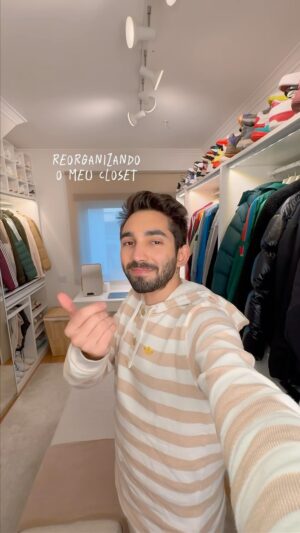 Paulo Sousa Instagram - Com um teto inclinado, nem sempre é fácil encontrar soluções para optimizar esse espaço mas, finalmente, tratei do assunto com a @ikeaportugal! 😄 Tenho, finalmente, um closet 100% closet, com gavetas e armários totalmente aproveitados para organizar roupa e calçado! 👕👟 #pub #EscolaDaCasa #IKEAsolutions