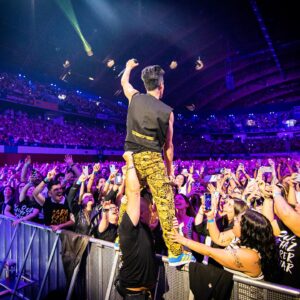 Paulo Vintém Instagram - HOJE VOLTÁMOS À ENCORE TOUR 🔥
Que tour de sonho! Tudo começou dia 29 Abril do ano passado na maior sala do país ALTICE ARENA 

A tour começou com 4dias lotados. Cada data foi diferente e especial mas dia 29.. foi o nosso regresso aos palcos ao fim de 12anos!

Quem esteve lá ? 🙋‍♂️
Quem viajava connosco no tempo para regressar a este dia épico? 🚀🔥

Queremos agradecer novamente a todos os que fizeram parte desta história que ainda não acabou. #tribodzrt 🙏

📷 @marta.takes.photos