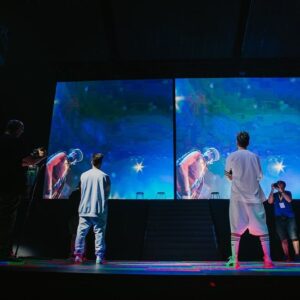 Paulo Vintém Instagram - Dia 29 de Abril a poucas horas de abrir as portas da primeira noite da Encore Tour, experimentámos o que andávamos a preparar há meses em segredo. 
Todos nos questionavam como o íamos representar.

Chorámos, ficámos surpresos, foi um misto de emoções! A tecnologia levou-nos para outra realidade. 

Quisemos relembrar toda a sua essência.. em várias músicas e momentos. Sentimos que o conseguimos fazer. 

A Spic  investiu muitas horas neste projecto a criar o holograma para que fosse tal como tínhamos imaginado 🙏 @spic_digital_studio 

A nossa história ainda não terminou, a Encore Tour foi só o inicio. Em Junho e julho estamos de volta aos palcos.

📷 @jasmeneses