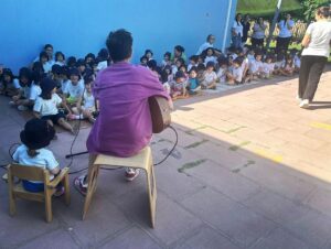 Paulo Vintém Instagram - Ontem foi dia de ir tocar pela primeira vez à escola da Aurora. Ser criança é maravilhoso. ❤️🙌