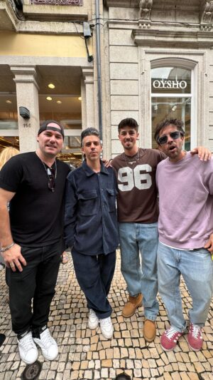 Paulo Vintém Instagram - Já estamos no Norte! Viemos conhecer o recinto e  cruzamos-nos com o incrível @miguellmagalhaes 

E Dia 19 de julho subimos ao palco do @meomaresvivas