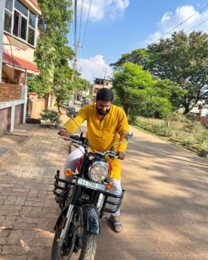 Pavan Wadeyar Instagram - The @royalenfield emotion is truly priceless 👌🏼👌🏼👌🏼 congratulations on this new bike brother @Nagaduttawadeyar