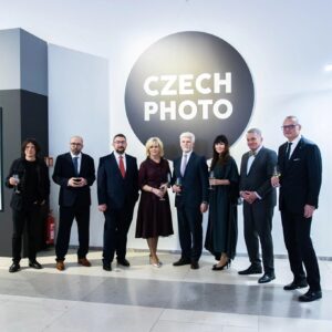 Pavel Berky Instagram - Mám velikou radost, že si první dáma @evapavlova_oficialni pro příležitost předávání cen @czechphotocz před několika dny vybrala opět šaty z mé tvorby ❤️
•
•
•
#prezidentpavel #evapavlova #pavelberky #modninavrhar #spolecenskesaty #saty #šaty #prvnidama #prvnídáma #prezident #czechpressphoto #czechphoto