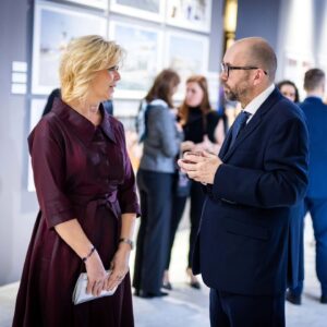 Pavel Berky Instagram - Mám velikou radost, že si první dáma @evapavlova_oficialni pro příležitost předávání cen @czechphotocz před několika dny vybrala opět šaty z mé tvorby ❤️
•
•
•
#prezidentpavel #evapavlova #pavelberky #modninavrhar #spolecenskesaty #saty #šaty #prvnidama #prvnídáma #prezident #czechpressphoto #czechphoto