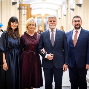 Pavel Berky Instagram - Mám velikou radost, že si první dáma @evapavlova_oficialni pro příležitost předávání cen @czechphotocz před několika dny vybrala opět šaty z mé tvorby ❤️
•
•
•
#prezidentpavel #evapavlova #pavelberky #modninavrhar #spolecenskesaty #saty #šaty #prvnidama #prvnídáma #prezident #czechpressphoto #czechphoto