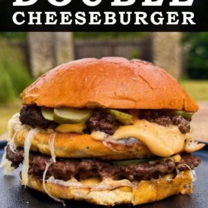 Pavel Berky Instagram - Jestli něco miluju, tak je to pořádný burger! A tento double cheeseburger se skvělou sýrovou omáčkou z goudy a hnědým máslem v mase je za mě vážně top! Tak zkuste také další ze série grilovacích receptů s @milkopolabskemlekarny!🍔

SUROVINY:
Sýrový dip s oříškovým máslem:
- 150 g MILKO Másla z čerstvé smetany
- 200 ml plnotučného mléka
- 1 PL hladké mouky
- MILKO Gouda 48%
- sůl
- mletá červená paprika

Burger:
- 2 bulky na burger
- 400 g mletého hovězího masa
- MILKO Gouda 48%
- nakládané okurky
- sůl
- pepř

POSTUP:
Sýrový dip s oříškovým máslem:
1. Do rendlíku dejte 70 ml oříškového másla, mléko a za stálého míchání šlehací metlou přiveďte k varu.
2. Poté plamen ztlumte, přidejte mouku a dále míchejte až vznikne hladká krémová omáčka.
3. Rendlík odstavte z plotny a ještě do horké omáčky přimíchávejte na malé kousky nakrájený sýr. Nakonec lehce dosolte a přimíchejte mletou papriku. Sýrový dip začne po pár minutách houstnout a nebude krásně tekutý jako na začátku. Před servírováním jej tak můžete lehce ohřát a konzistence bude opět krémová.

Burger:
1. Mleté maso dejte do misky, přidejte 2 lžíce oříškového másla a promíchejte. Z masa vytvarujte placky a z obou stran je dobře osolte a opepřete.
2. Pořádně rozpalte pánev a maso pečte z jedné strany asi 1-2 minuty. Poté ho obraťte a pečte další 2 minuty.
3. Maso z pánve vyndejte a nechte zakryté odpočívat přibližně 5 minut. Poté můžete servírovat.
4. Bulku rozkrojte na 3 části. Každou část potřete máslem a opečte na grilu. Všechny části bulky obraťte a na spodní a prostřední dejte plátek sýra. Když je spodní část opečená spojte dohromady sýrem k sobě.
5. Bulky sundejte z grilu a nechte asi půl minuty na prkénku.
6. Poté rozdělte sýrem slepené části a burger můžete zkompletovat.
7. Na spodní část bulky potřete sýrový dip, položte placku masa a na tenké plátky nakrájenou okurku. Přiklopte prostřední části bulky a postup zopakujte. Nakonec přriklopte vrškem bulky.

Tak dobrou chuť ❤️