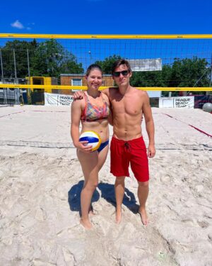 Pavel Callta Instagram - Dnešní beach turnaj s mojí skvělou spoluhráčkou a krásný 6. místo 🔥🏐 #friends #beachvolleyball #tournament #prague
