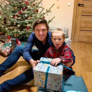 Pavel Callta Instagram - Tyhle 2 fotky si sem musim uložit 🎄 Takhle to vypadá, když koukáme na pohádky 😁🖤 #family #strejda & #Filípek