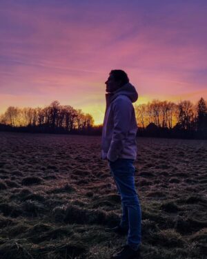 Pavel Callta Instagram - Přátelé 🔥🔥 Mám pro vás zbrusu nový merch, který jsem sám navrhnul ✒️ Jedná se o speciální vzkaz složený z názvů mých songů 🎙️✨ Je to LIMITED EDITON, tak jestli ještě nevíte s Ježíškem, co pořídit, mrkněte na e-shop www.pavelcallta.cz 🎄 Odkaz v biu nebo přímo ve stories ⬆️ Hezkej večer přeju 🌙🧘🏼‍♂️ #newmerch #xmas