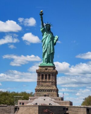 Pavel Callta Instagram - Zdravim vás z milovanýho New Yorku, kam jsem odletěl natáčet nový videoklip 🗽🎥 Pár momentů, co jsem zachytil, než doletí moje crew a začneme natáčet:
1) Brooklyn Bridge
2) High Line 
3) Statue of Liberty
4) Times Square 
5) World Trade Center 🖤
6) Memorial Museum 11/9 
7) Wolf of Wall Street
8) The best burger I've ever had
#newyork #memories #newvideo
