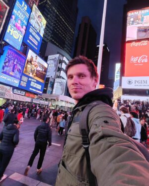 Pavel Callta Instagram - Zdravim vás z milovanýho New Yorku, kam jsem odletěl natáčet nový videoklip 🗽🎥 Pár momentů, co jsem zachytil, než doletí moje crew a začneme natáčet:
1) Brooklyn Bridge
2) High Line 
3) Statue of Liberty
4) Times Square 
5) World Trade Center 🖤
6) Memorial Museum 11/9 
7) Wolf of Wall Street
8) The best burger I've ever had
#newyork #memories #newvideo