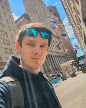 Pavel Callta Instagram - Zdravim vás z milovanýho New Yorku, kam jsem odletěl natáčet nový videoklip 🗽🎥 Pár momentů, co jsem zachytil, než doletí moje crew a začneme natáčet:
1) Brooklyn Bridge
2) High Line 
3) Statue of Liberty
4) Times Square 
5) World Trade Center 🖤
6) Memorial Museum 11/9 
7) Wolf of Wall Street
8) The best burger I've ever had
#newyork #memories #newvideo