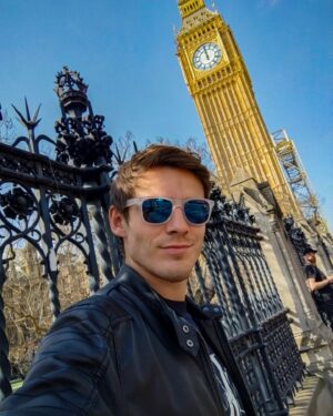 Pavel Callta Instagram - Zdravíme s Big Benem 🇬🇧 A v neděli v 19:00 na mém YouTube nový videoklip k songu #krásná 🎥🔥 Mějte hezkej večer. #london #uk #newvideo