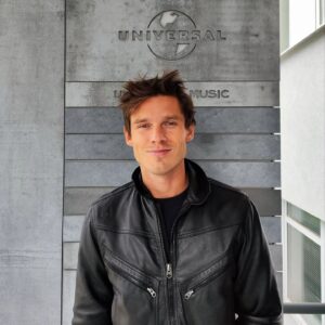 Pavel Callta Instagram - Přátelé, dnešek je pro mě hodně důležitej, protože jsem nově podepsal smlouvu s vydavatelstvím Universal Music a je to pro mě jak velká čest, tak i další výzva a nová cesta 🔥 Už brzy se můžete těšit na nový singl a videoklip 🎥 Děkuju za přízeň a mějte hezkej večer 🌙 @universalmusiccz