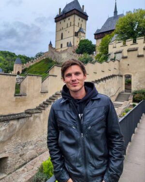 Pavel Callta Instagram - Dneska po koncertě skvělej vejlet na Karlštejn a všude kolem krásný lesy 🌲 #karlstejn #autumn #everywhere