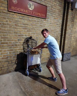 Pavel Callta Instagram - Harry Potter studios.. místo, kde se dohromady 10 let natáčely všechny díly 🎥 Skvělej zážitek 👀🔥 #harrypotter #london #warnerbros