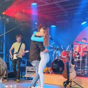 Pavel Callta Instagram - Spontánní ploužák na koncertě 🥹😁🖤 #jakobybylnasposledni #live #withmyband @benes.ladislav @constantine.syr