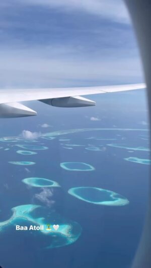 Pavel Dedishchev Instagram - Где бы я ни была, я всё равно буду помнить первые Мальдивы…🏝Эту старенькую виллу со своим выходом к океану, качели, на которых Павлик всегда засыпал, читая книгу.💙Буду помнить тот маленький остров на Баа Атолле, который мы обходили вокруг за 22 минуты. Круто было долететь до острова-резортa на гидросамолёте.✈️Когда ещё я смогу так полетать! И это было в моей жизни! Помню, как я тщательно выбирала свои первые Мальдивы в 2021. Это были 4 ⭐️, но какие?! Баа Атолл - единственный Атолл, который входит под охрану ЮНЕСКО за уникальность подводного мира, флоры и фауны, известный благодаря невероятным скоплением скатов манта и китовых акул.🥰Я буду помнить, как мы были поражены цветом воды - эти первые «вау» впечатления! Когда ночью мы купались в океане, но от звёзд было светло как днём и мы отчётливо видели друг друга! А какой был нежный песок! Это всё было для нас впервые на тот момент и я хочу сохранить это тепло от таких ярких воспоминаний на всю жизнь!
Я с кайфом туда ещё раз вернусь!🤞🏼