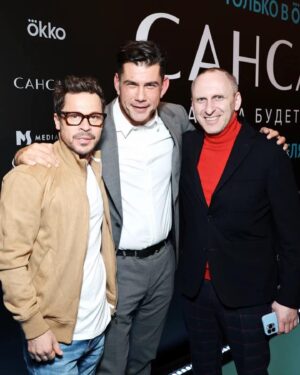 Pavel Derevyanko Instagram - случилась премьера. нашей ‘Сансары’ Хороший сериал у нас получится! Смотрите ребята и особенно девчата)) Обломаться не должны🤓 Спасибо @mariaagranovich  нашему талантливому режиссеру. @mediaslovostudio и лично Даниле Шарапову. Смотрите на платформе Okko @okkomovies #сансара 🚀