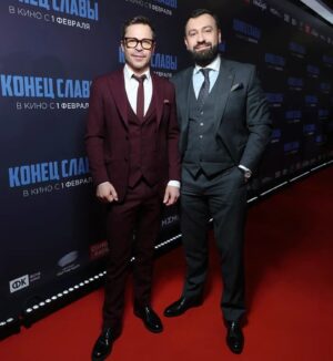 Pavel Derevyanko Instagram - Мы сделали это! Случилась премьера нашего фильма ‘Конец Славы’ достойнейшая, смешная и очень трогательная история получилась🎉 Обязательно посмотрите, не пожалеете)) @weisbergfilms @zoi.futs @advokat_aronov @varya__derevyanko @g.g.peradze @chirkov.sergey.official @ak47russ