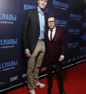Pavel Derevyanko Instagram - Мы сделали это! Случилась премьера нашего фильма ‘Конец Славы’ достойнейшая, смешная и очень трогательная история получилась🎉 Обязательно посмотрите, не пожалеете)) @weisbergfilms @zoi.futs @advokat_aronov @varya__derevyanko @g.g.peradze @chirkov.sergey.official @ak47russ