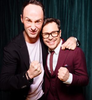 Pavel Derevyanko Instagram - Мы сделали это! Случилась премьера нашего фильма ‘Конец Славы’ достойнейшая, смешная и очень трогательная история получилась🎉 Обязательно посмотрите, не пожалеете)) @weisbergfilms @zoi.futs @advokat_aronov @varya__derevyanko @g.g.peradze @chirkov.sergey.official @ak47russ