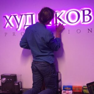 Pavel Hoodyakov Instagram - Кто знает, что в у нас в офисе происходит? @zaurzaseev #hoodyakovproduction