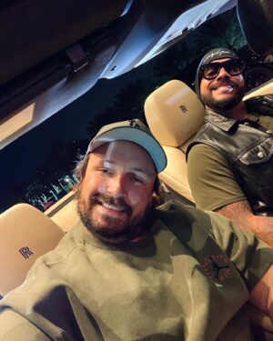 Pavel Hoodyakov Instagram - Чуть шеи не свернули, чтобы невзначай показать логотип RR на подголовниках.