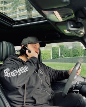 Pavel Hoodyakov Instagram - Мне очень нравится снимать в режиме планшет, потому что он напоминает мне профессиональный монитор на площадке, но постоянно таскать планшет в кармане невозможно. Теперь можно! Я всегда раскладываю свой Galaxy Z Fold2, чтобы запечатлеть какой-либо кадр. 
Так удобнее снимать и всегда можно разглядеть погрешности в момент съемки, а не позже на экране компьютера.

#Раскройся с #GalaxyZFold2